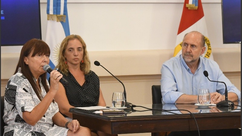 Perotti y sus funcionarios en la conferencia de este martes en Santa Fe. 