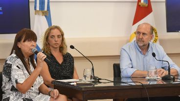 Perotti y sus funcionarios en la conferencia de este martes en Santa Fe.