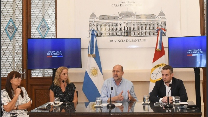 Perotti y sus funcionarios en la conferencia de este martes en Santa Fe. 