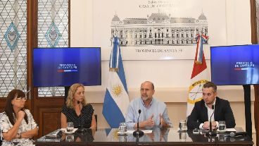 Perotti y sus funcionarios en la conferencia de este martes en Santa Fe.