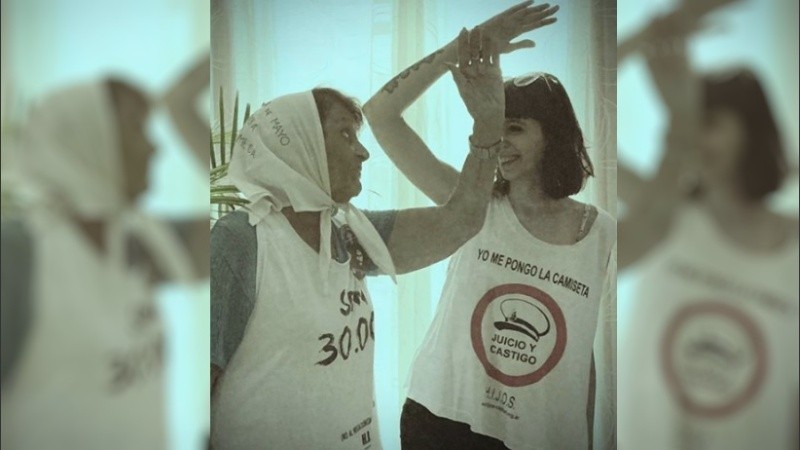 Florencia Kirchner se sumó al pañuelazo virtual de este 24 de marzo y publicó una foto junto a Taty Almeida.