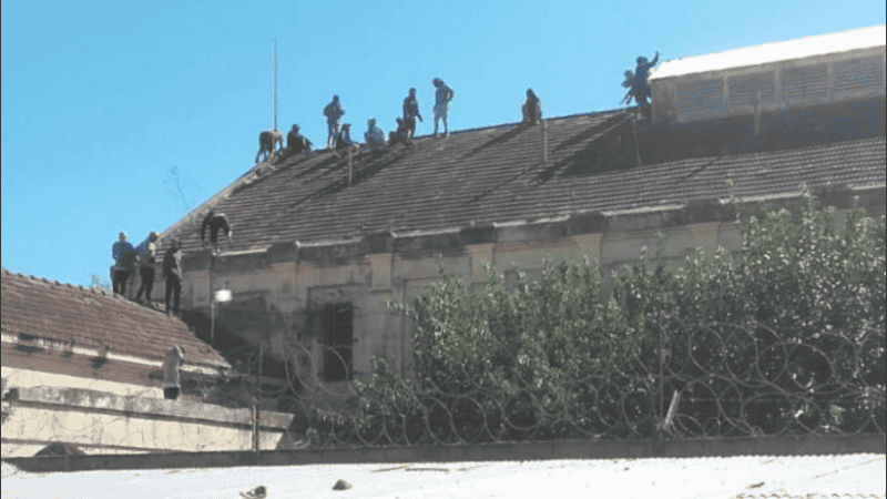 Presos en los techos de Coronda, una de las imágenes que se viralizó en las redes.