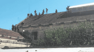 Presos en los techos de Coronda, una de las imágenes que se viralizó en las redes.