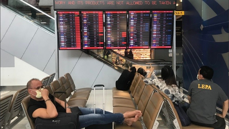 Vuelos cancelados y largas esperas en los aeropuertos.