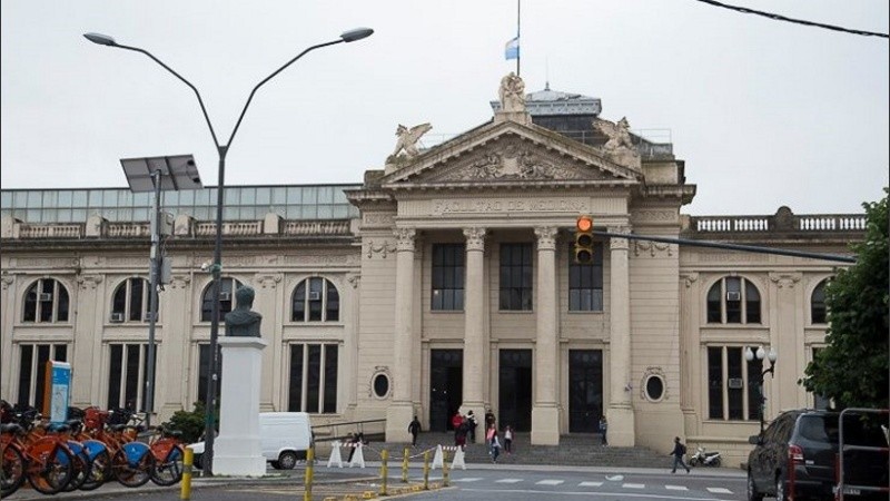 El gobernador hizo el anuncio tras el pedido del rector.