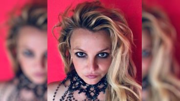 "Durante estos tiempos de aislamiento, aprenderemos a besarnos y abrazarnos a través de las ondas de internet",avisa Britney Spears.