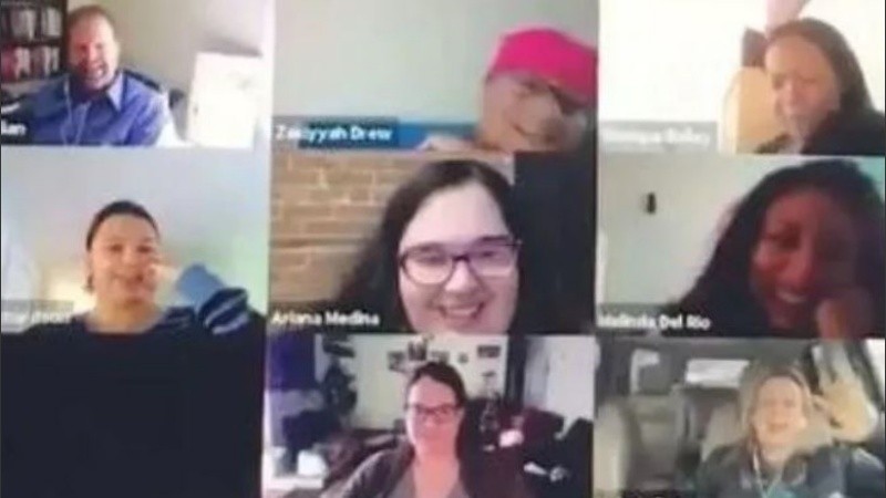 La joven desapareció de la videollamada tras ir al baño.