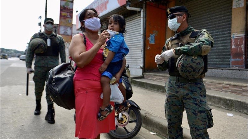 Ecuador: militares realizan controles en las calles de Guayaquil.