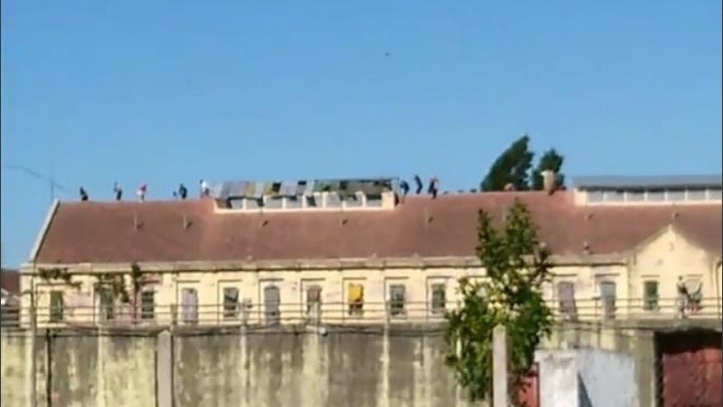 Reclusos en los techos de Coronda.