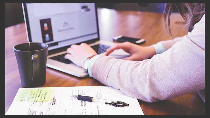 En la plataforma de la facultad se irán agregando de manera progresiva accesos a materiales y recursos de interés para la educación.