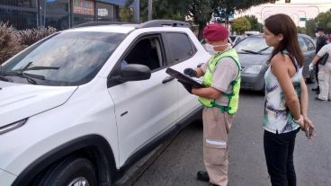 Uno de los controles, con la presencia de la secretaria municipal.