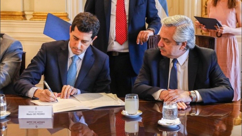 El ministro De Pedro junto al presidente Fernández.
