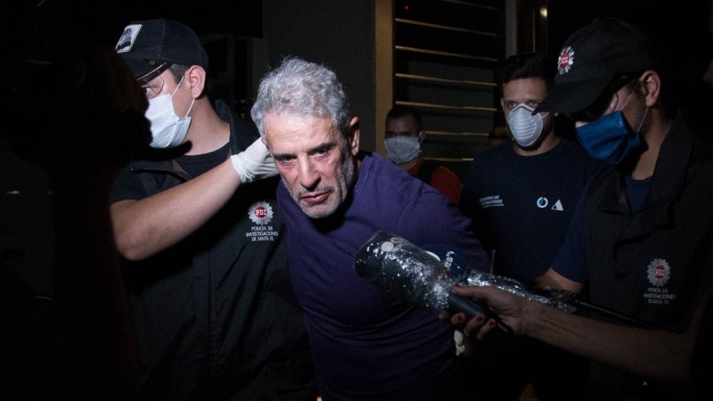 El empresario al momento del traslado a la comisaría.