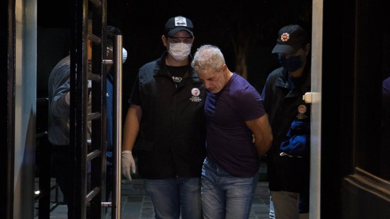 El empresario al momento del traslado a la comisaría.