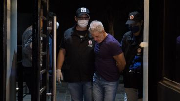 El empresario al momento del traslado a la comisaría.