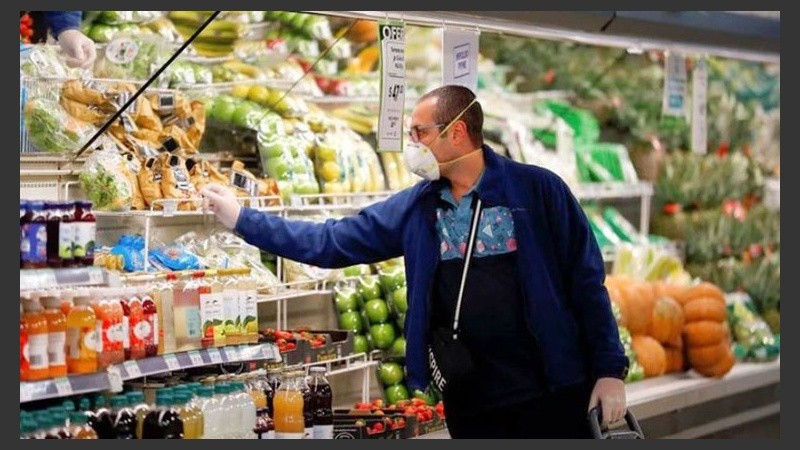 No se debe salir de casa sin alcohol en gel o líquido al 70%.