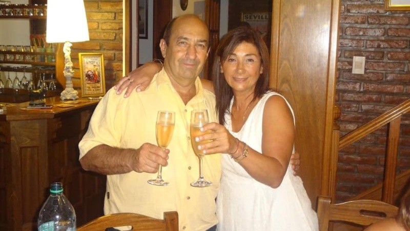 El médico fallecido y su hermana, que confirmó la noticia a través de Facebook. 