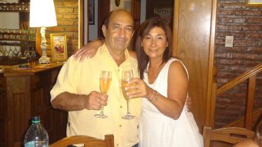 El médico fallecido y su hermana, que confirmó la noticia a través de Facebook.