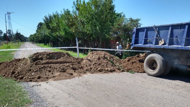 Montículos de tierra sobre los accesos al pueblo, salvo un por calle Avellaneda.