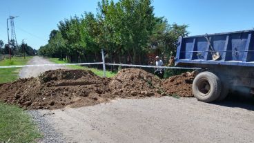 Montículos de tierra sobre los accesos al pueblo, salvo un por calle Avellaneda.
