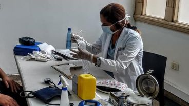 Profesionales de la salud trabajan con todas las precauciones.