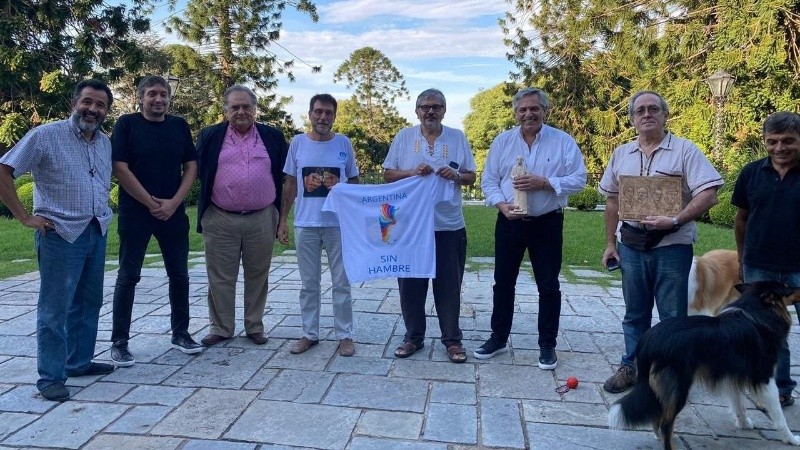 El presidente con los sacerdotes que trabajan en los barrios en Olivos. 