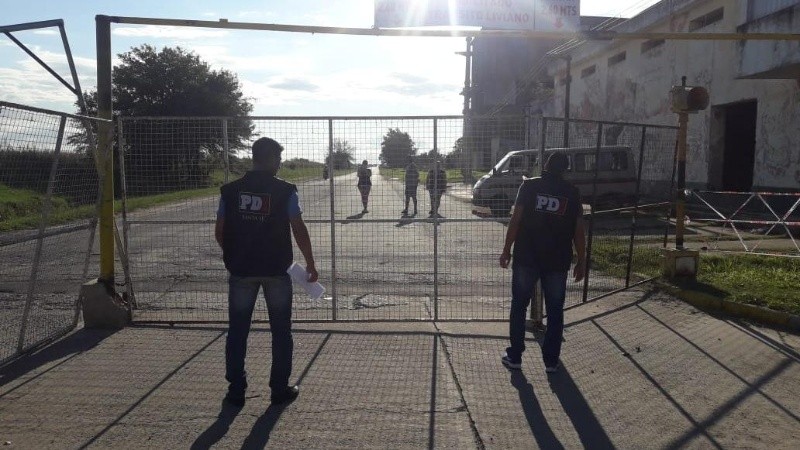 Así retiraban el vallado en la ruta 64 a la altura de Sastre. 