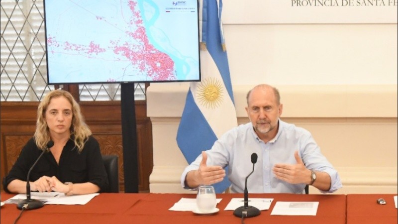 El gobernador encabezó la conferencia de prensa este sábado.