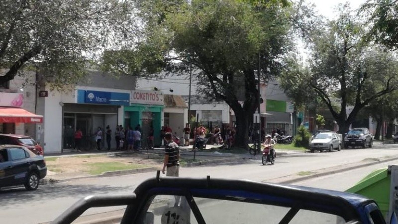 La fila frente al cajero de Ovidio Lagos al 5500. 