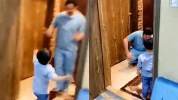 El médico se larga a llorar al no poder abrazar a su hijo ni bien entró en su vivienda.
