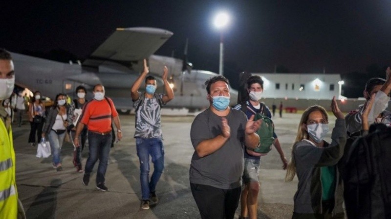 Dos Hércules repatriaron a 140 argentinos desde Lima, Perú.