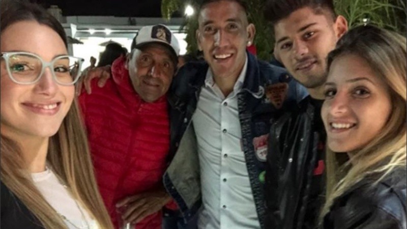 Melody Pasisni (primera a la izquierda) y Ricardo Centurión (centro) en un festejo con amigos.