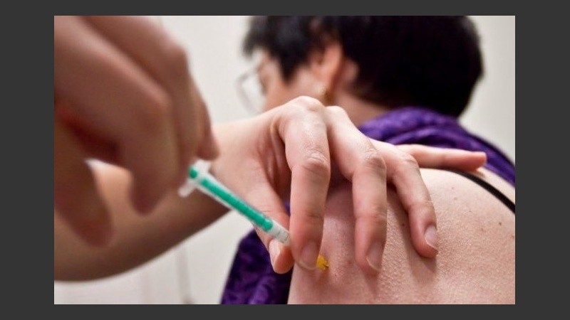 La vacuna contra la gripe se empezó a colocar a los grupos de riesgo. 