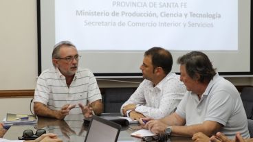 En diálogo con Radio 2, el ministro no descartó nuevas medidas para reactivar la economía y la producción.