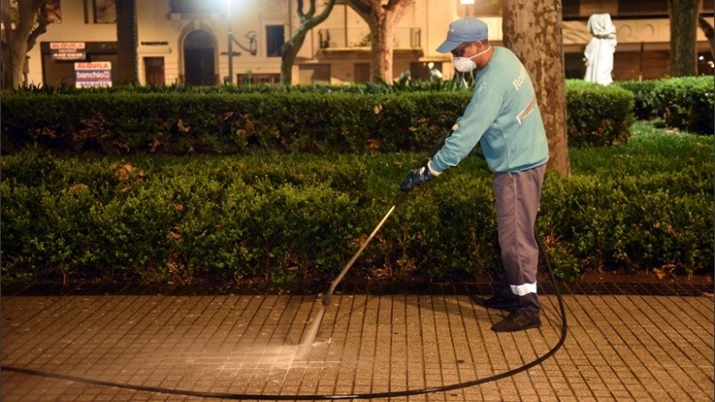 Por el coronavirus, el municipio reforzó medidas de higiene en espacios públicos.