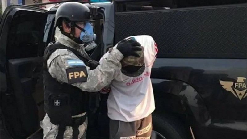 Uno de los detenidos por la Fuerza Policial Antinarcotráficos.