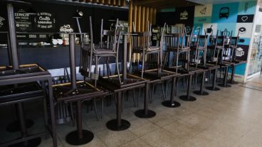 En Rosario los bares siguen cerrados o atendiendo por delivery.