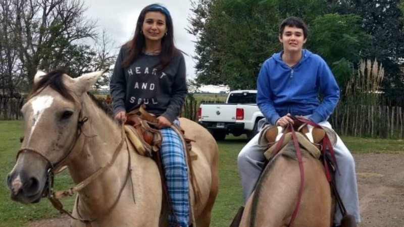 Rosario y Chucho, en una de las actividades que los une: andar a caballo.