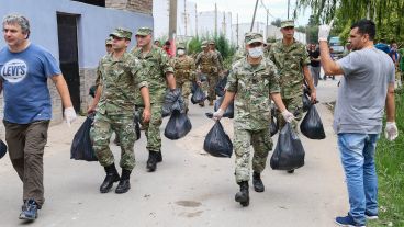 Los militares en plena distribución de los alimentos en la zona oeste de Rosario.