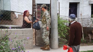 Los militares en plena distribución de los alimentos en la zona oeste de Rosario.
