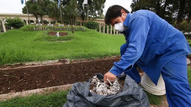 El empleado municipal actualizó la fecha del calendario. 