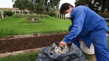 El empleado municipal actualizó la fecha del calendario.