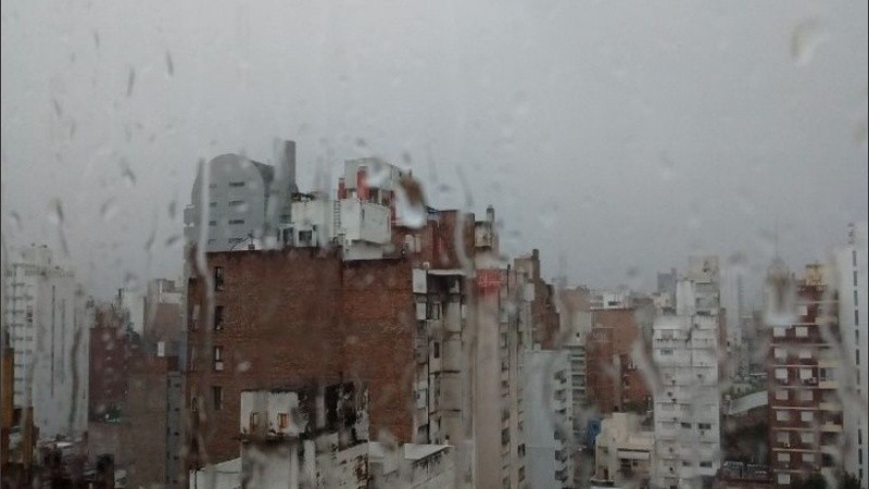 En cuarentena, la lluvia se mira desde detrás del vidrio.