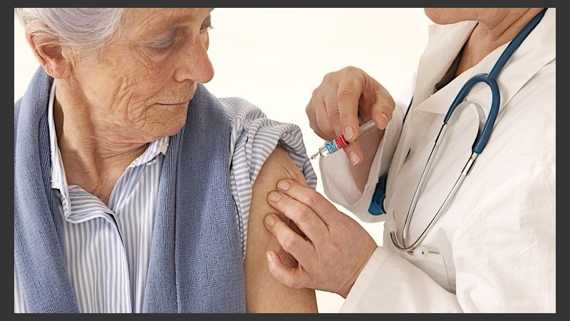 Si bien la vacuna no protege contra el Covid-19, las personas mayores de 65 años y grupos de riesgo deben aplicársela para disminuir las complicaciones vinculadas a la influenza. 