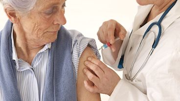 Si bien la vacuna no protege contra el Covid-19, las personas mayores de 65 años y grupos de riesgo deben aplicársela para disminuir las complicaciones vinculadas a la influenza.