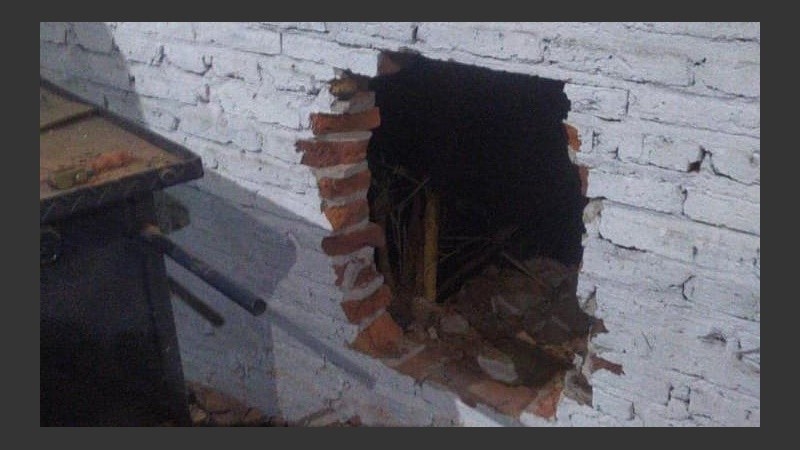 El boquete por el que entraron los ladrones al taller. 
