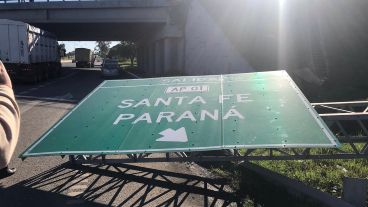 El enorme cartel derribado con la indicación de la salida hacia Santa Fe y Paraná.