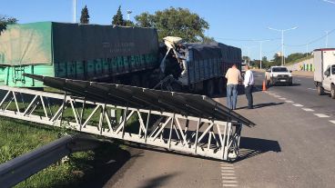 El impactante choque dejó un camionero herido.
