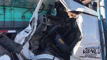 Así quedó la cabina del camión más dañado.