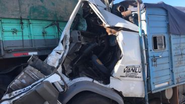 Así quedó la cabina del camión más dañado.